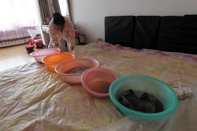 图们楼上漏水，住户失联，小区没物管，业主维权难！律师来支招……